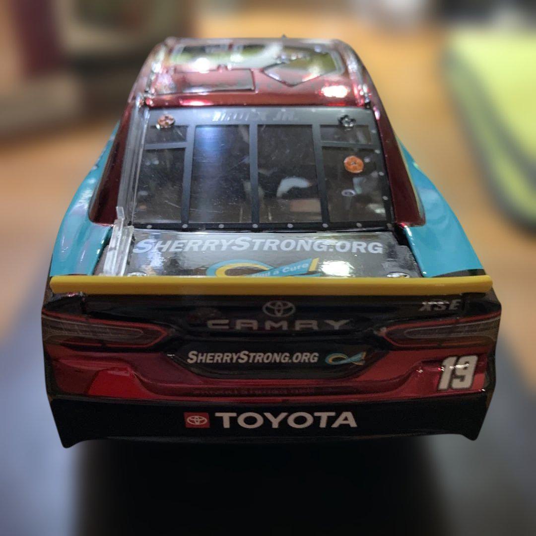 Toyota Camry Truex Jr. ミニカー 1/24