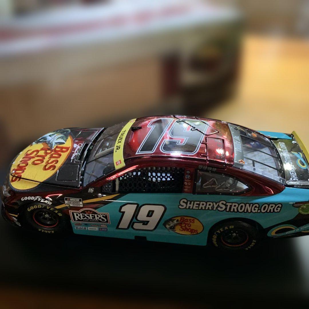 Toyota Camry Truex Jr. ミニカー 1/24
