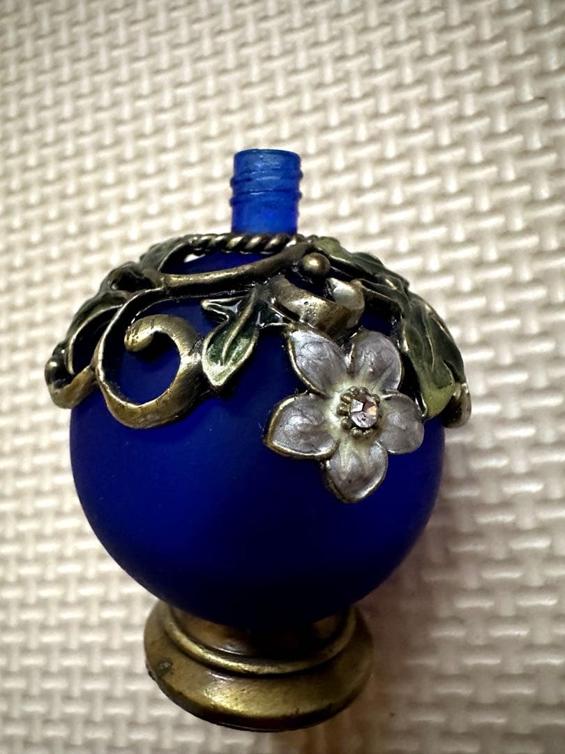 コバルトブルー香水瓶 花と葉のデザイン コバルトブルー香水瓶 花と葉のデザイン - メルカリ