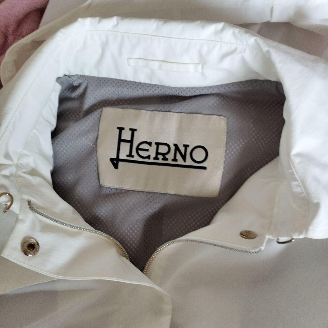 Herno フード付きホワイトジャケット