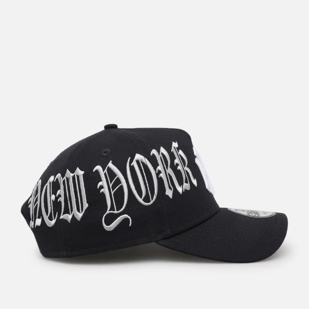 【海外限定】ヤンキースゴシックスクリプト9FORTY スナップバック キャップ