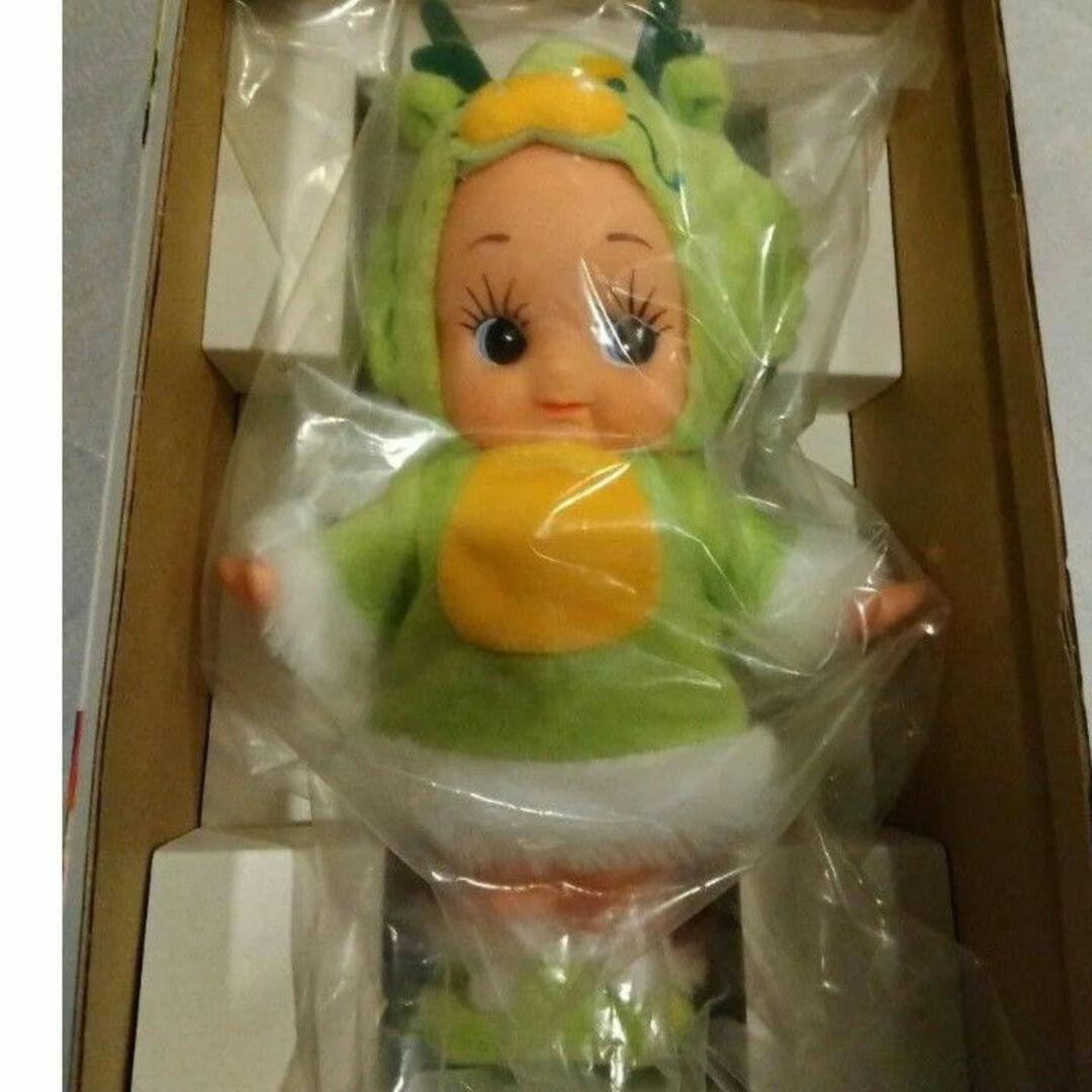 カエルコスチュームのぬいぐるみ人形