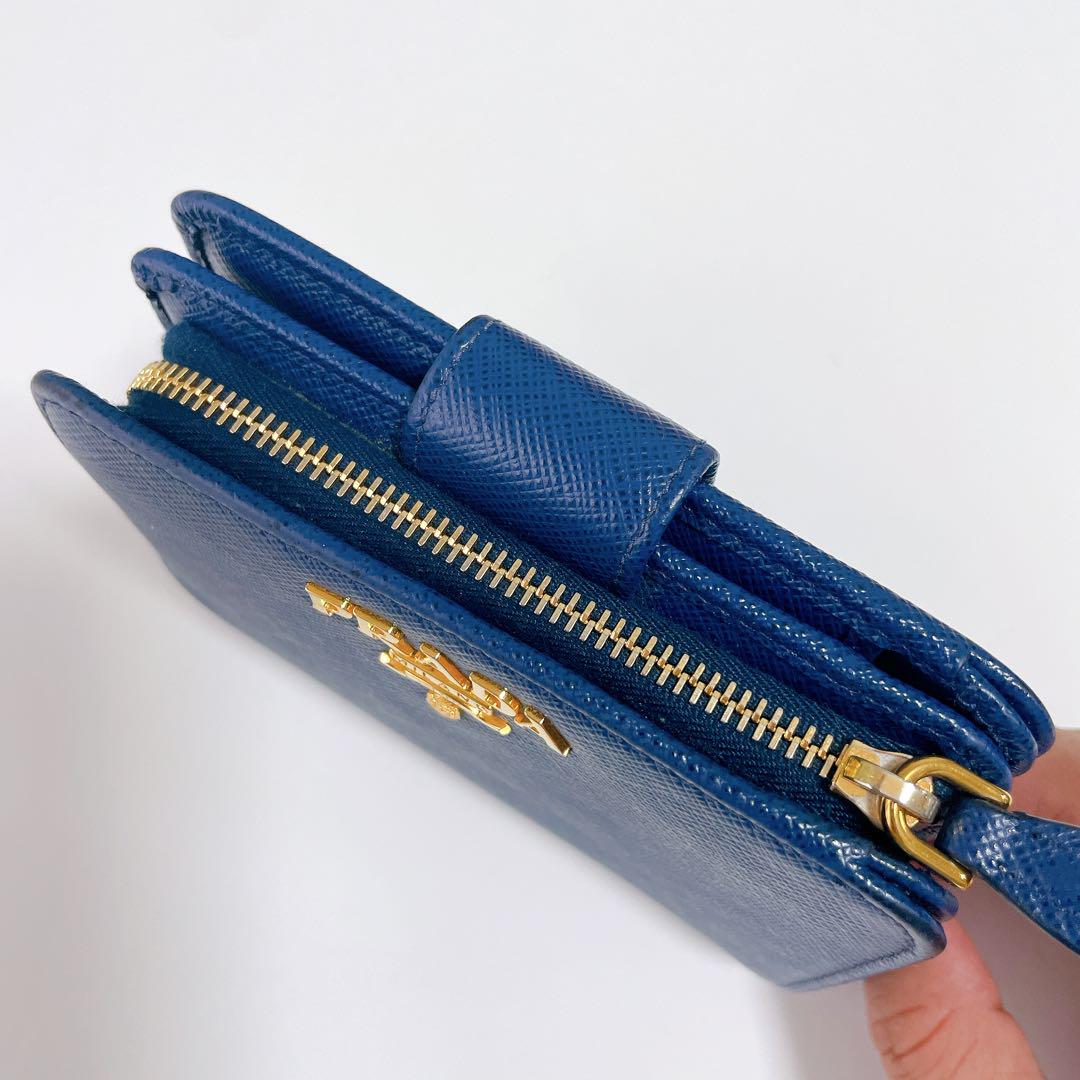 PRADA 二つ折り財布 青 レザー製　美品 PRADA 二つ折り財布 青 レザー - メルカリ