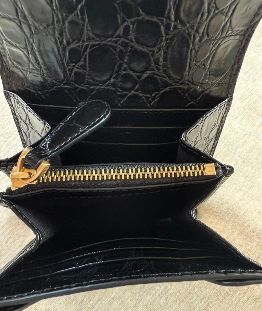 新品 AMI Paris アミ クロコ エンボス ブランドロゴ 折財布 ブラック 新品 AMI Paris アミ クロコ エンボス ブランドロゴ 折財布 ブラック