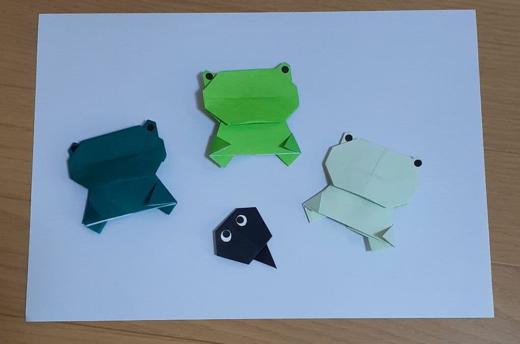メルカリ 折り紙 カエル15匹おたまじゃくし10匹 ６月壁面飾り クラフト 布製品 333 中古や未使用のフリマ