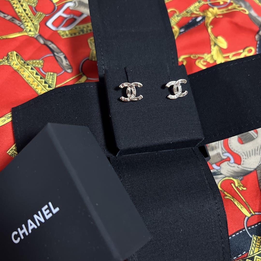 CHANEL シルバー ロゴピアス 箱付き CHANEL シルバー ロゴピアス ボックス付き - メルカリ