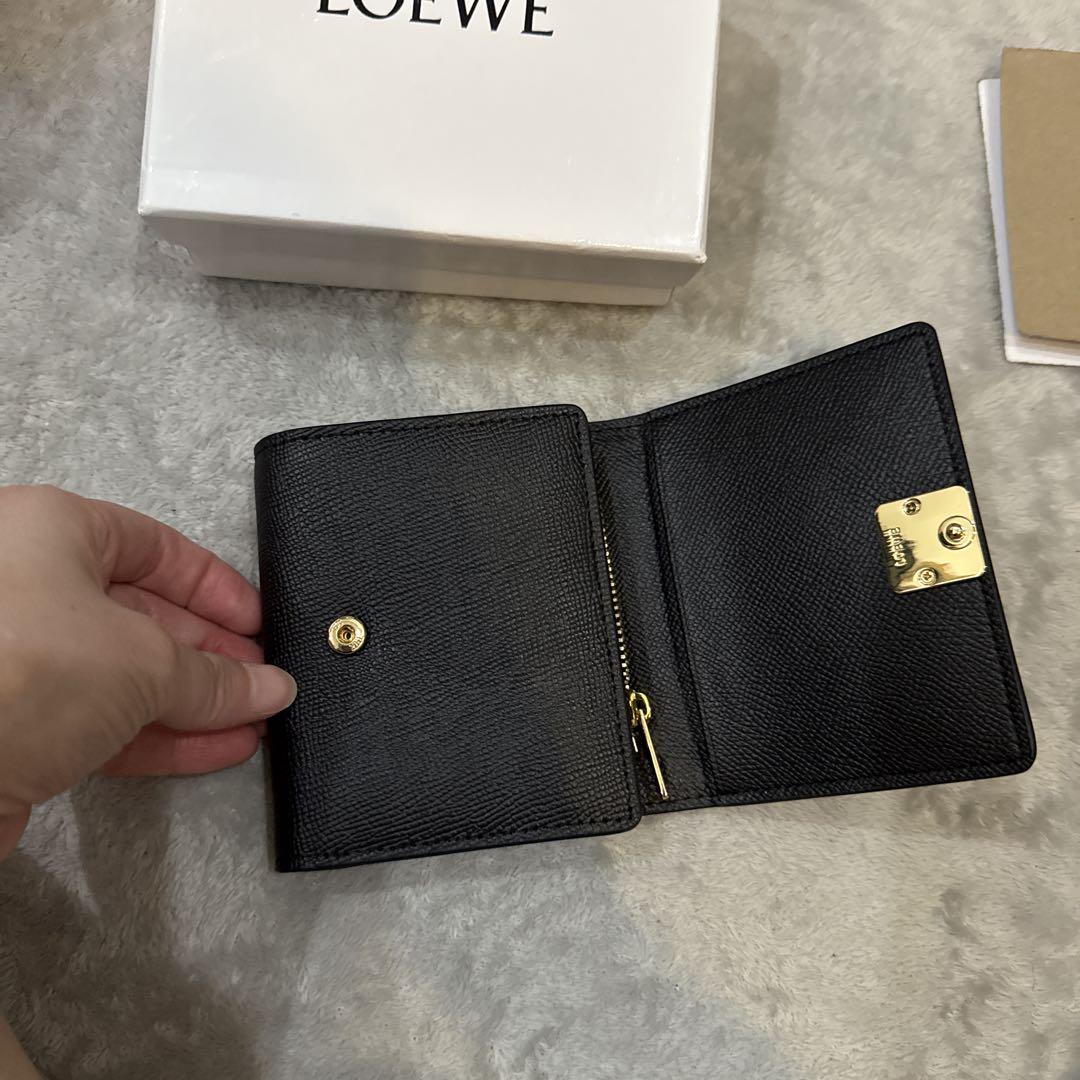 LOEWE ブラック 三つ折り財布 - メルカリ