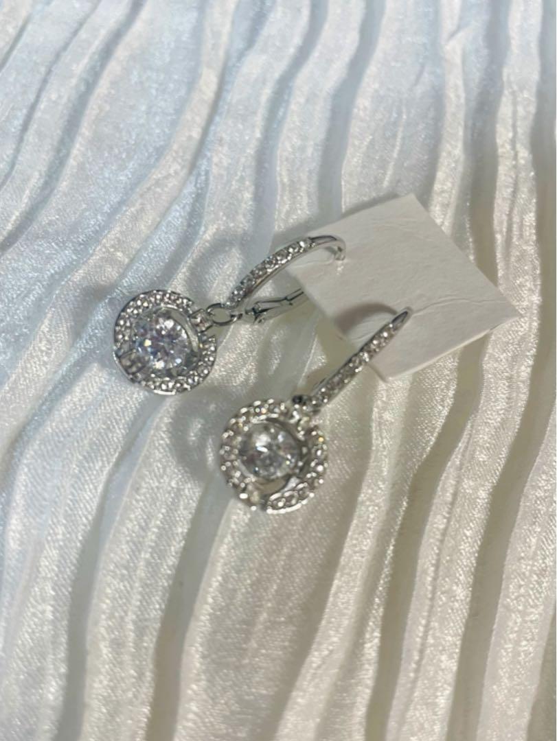 お気に入りの Swarovski Sparkling Dance ドロップピアス | chevron.lk