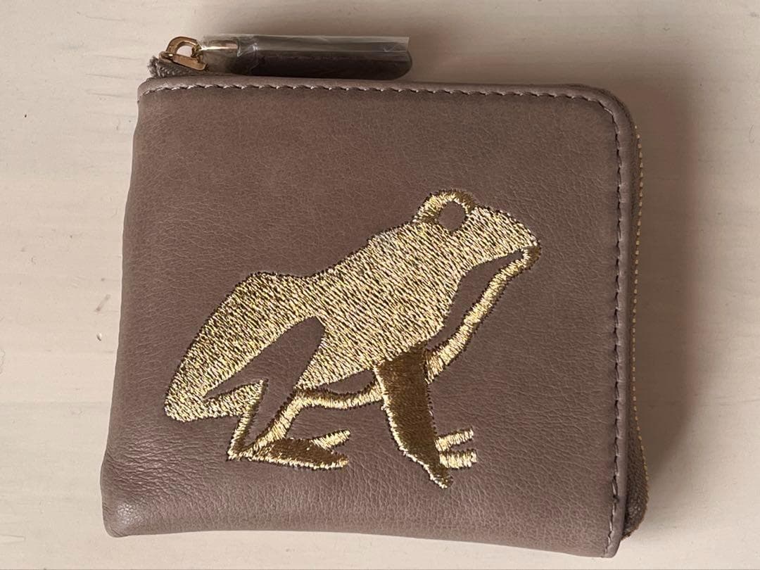 ESSENCE OF POISON カエル　Lファスナー薄マチミドル財布