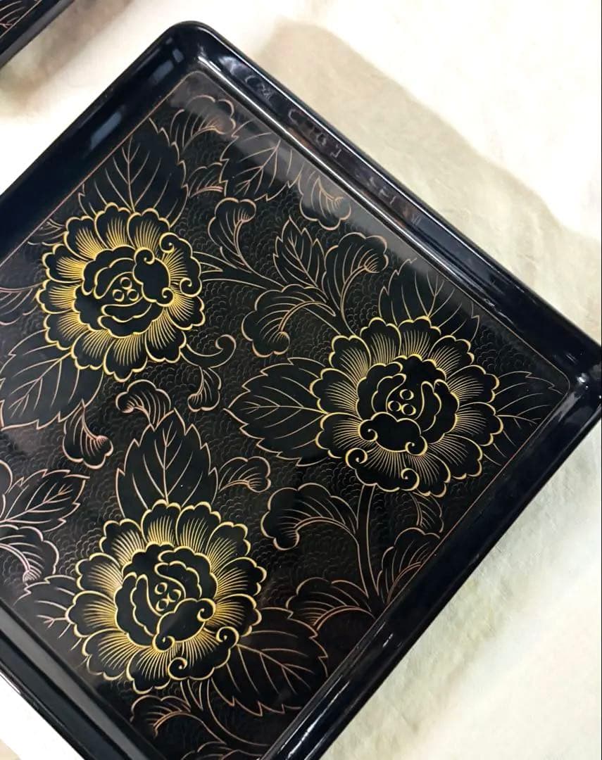 輪島塗 木製 四方盆沈金花文2膳 膳足堅地 御膳沈金 お正月 美術品 漆 輪島塗 木製 四方盆沈金花文2膳 膳足堅地 御膳沈金 お正月 美術品 漆