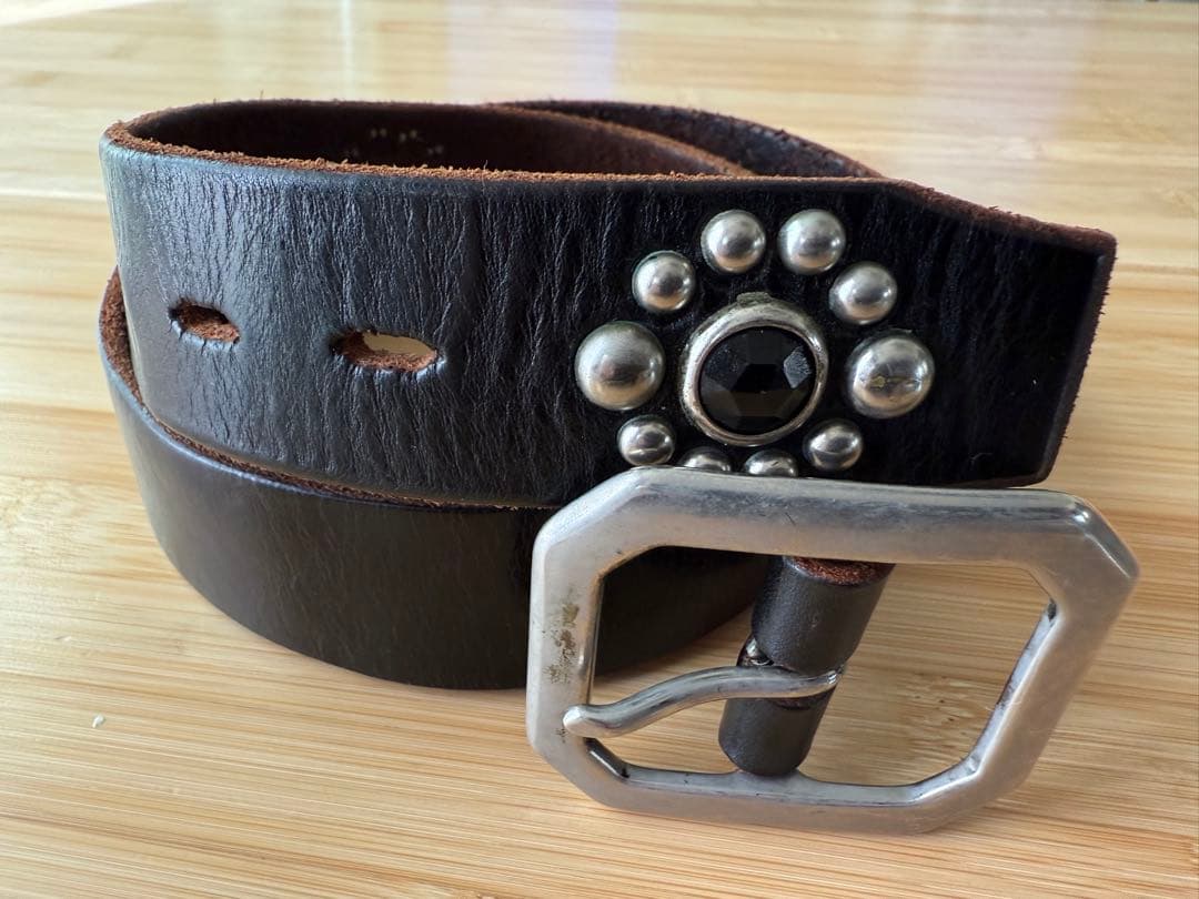 ⭐️美品⭐️HTC⭐️ブラックストーン&フラワーシルバースタッズ⭐️ブラックレザー⭐️32 ⭐️美品⭐️HTC⭐️ブラックストーン&フラワーシルバースタッズ