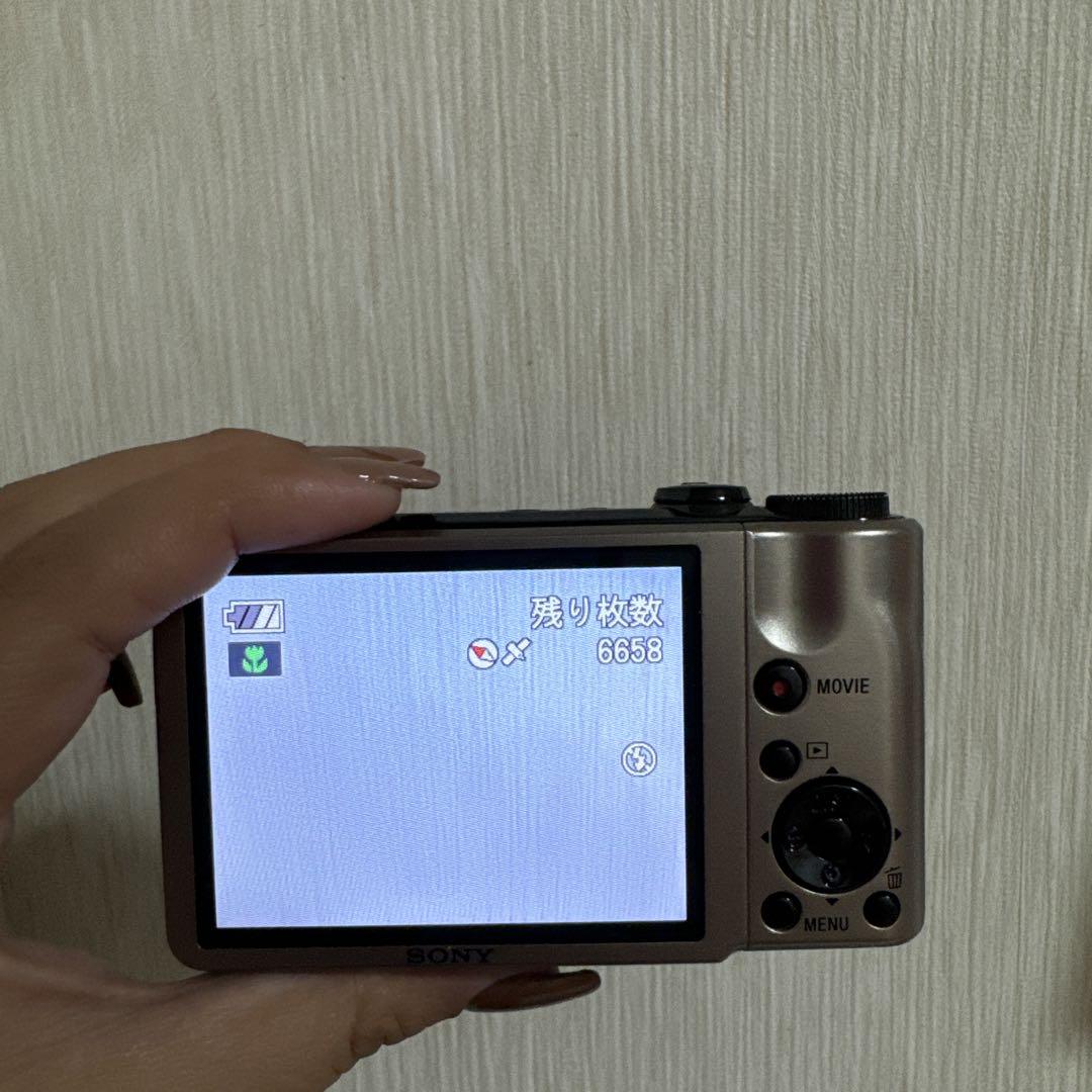 デジタルカメラ。
