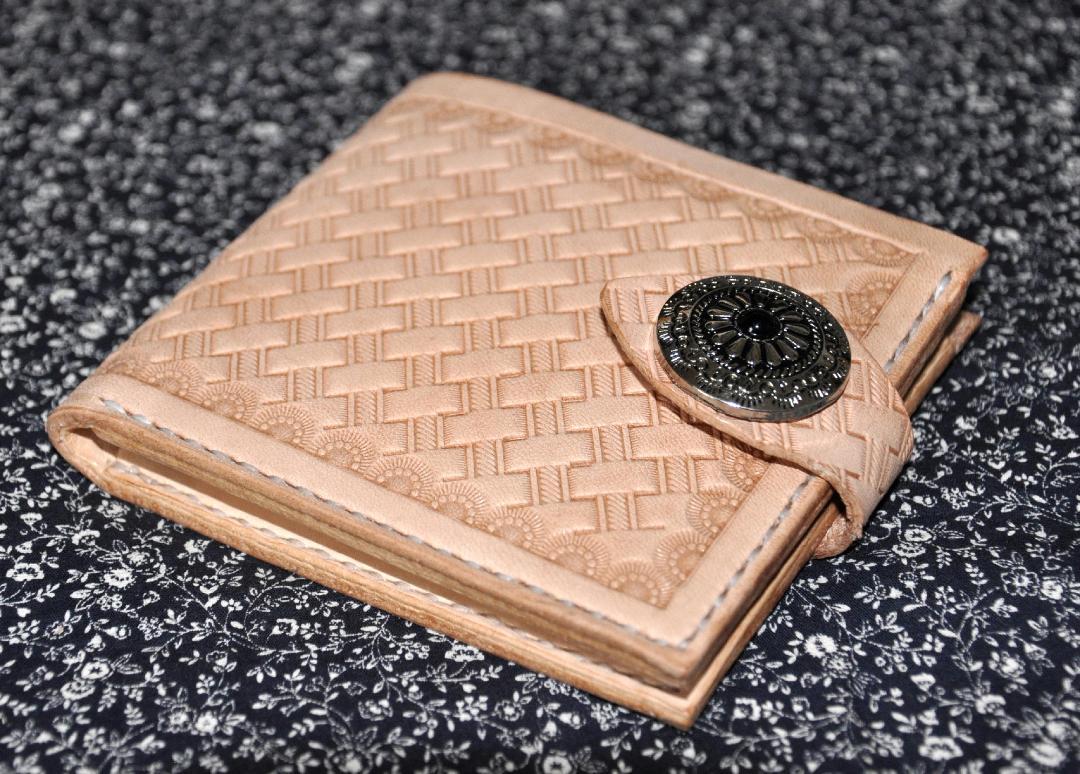 ハンドメイド 栃木レザーヌメ革の二つ折り財布
