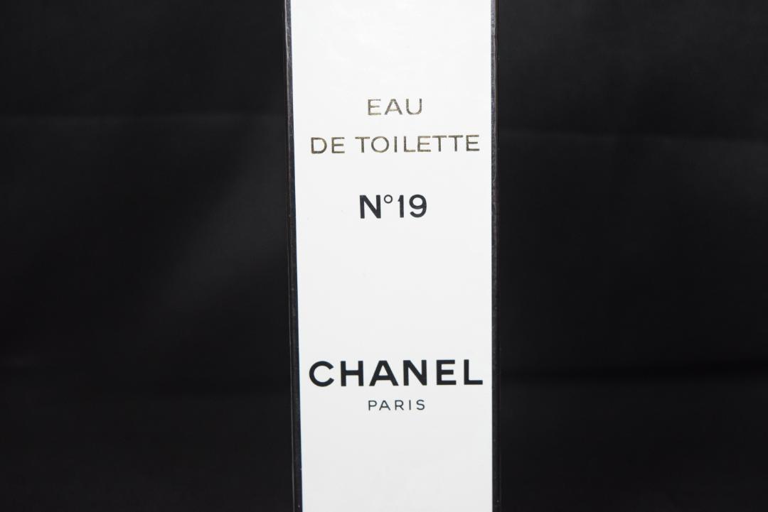 新品未開封　CHANEL シャネル　N°19 オードトワレ　香水　100ml