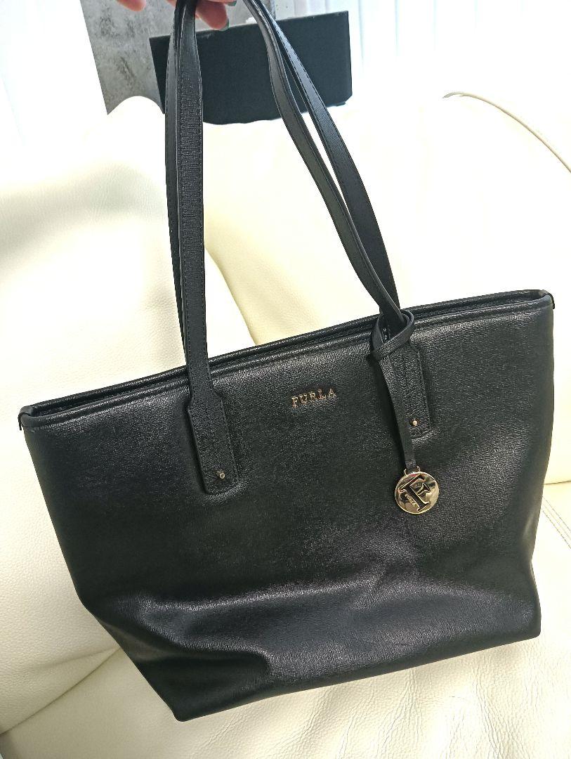 FURLA　フルラ　ハンドバック　黒　ブラック　通勤通学　ゴールドモチーフ