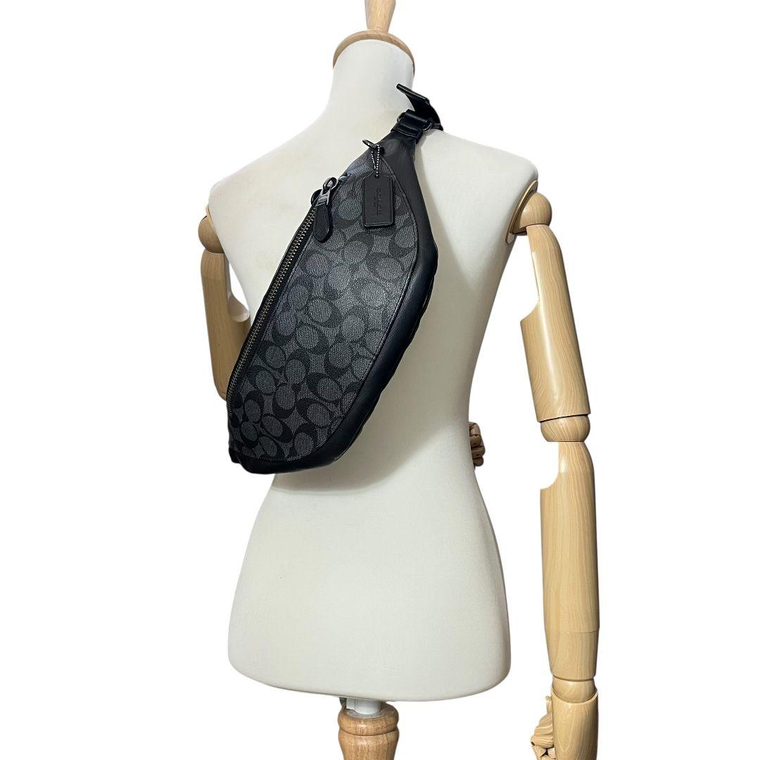 極美品【COACH】ボディバッグ　ウエストバッグ　シグネチャー総柄　ブラック 極美品 COACH コーチ シグネチャー ボディバッグ ウエストポーチ