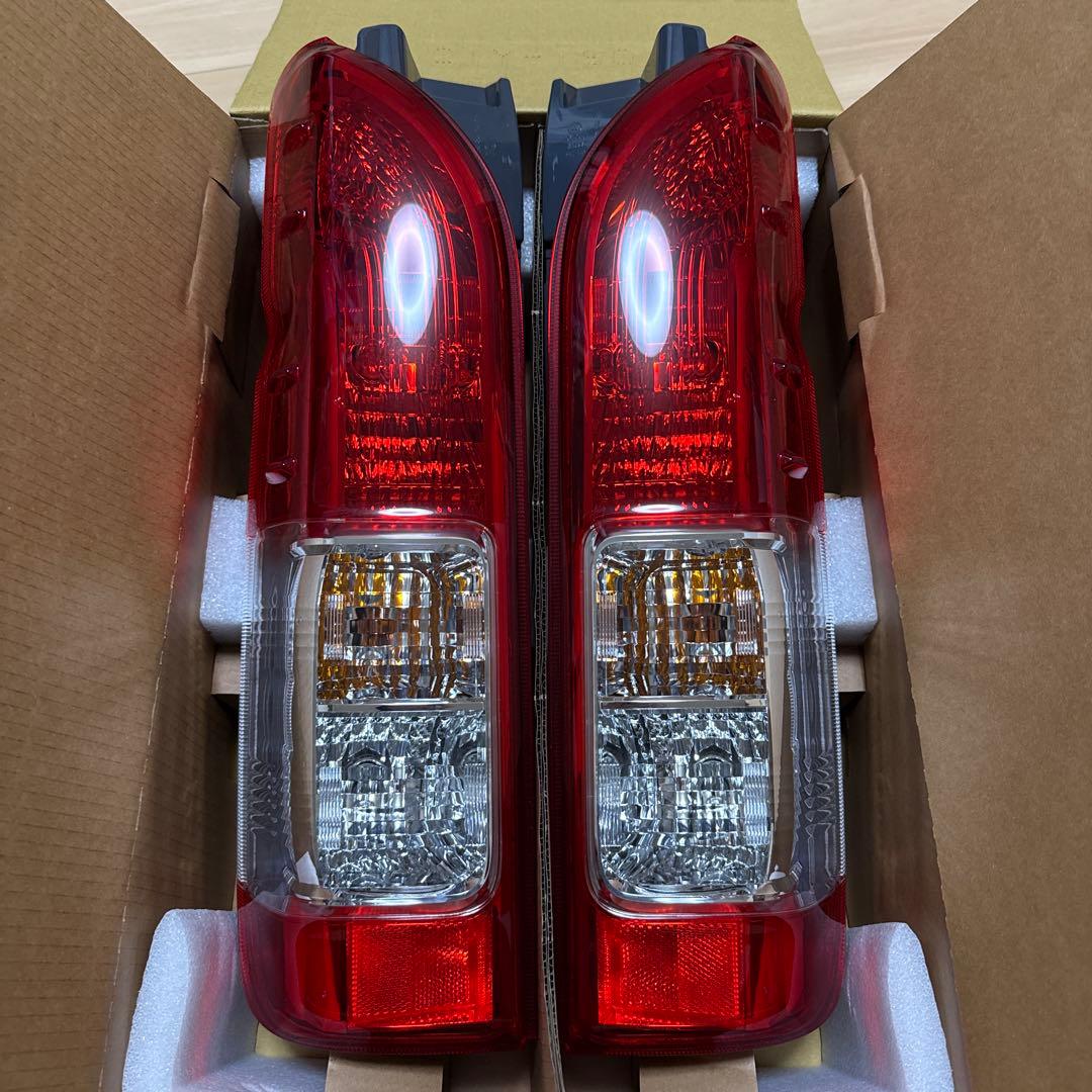 200系 ハイエース 純正テールランプ 8型 新車外し