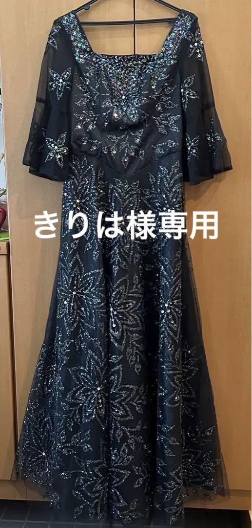 黒ドレス、赤ドレス