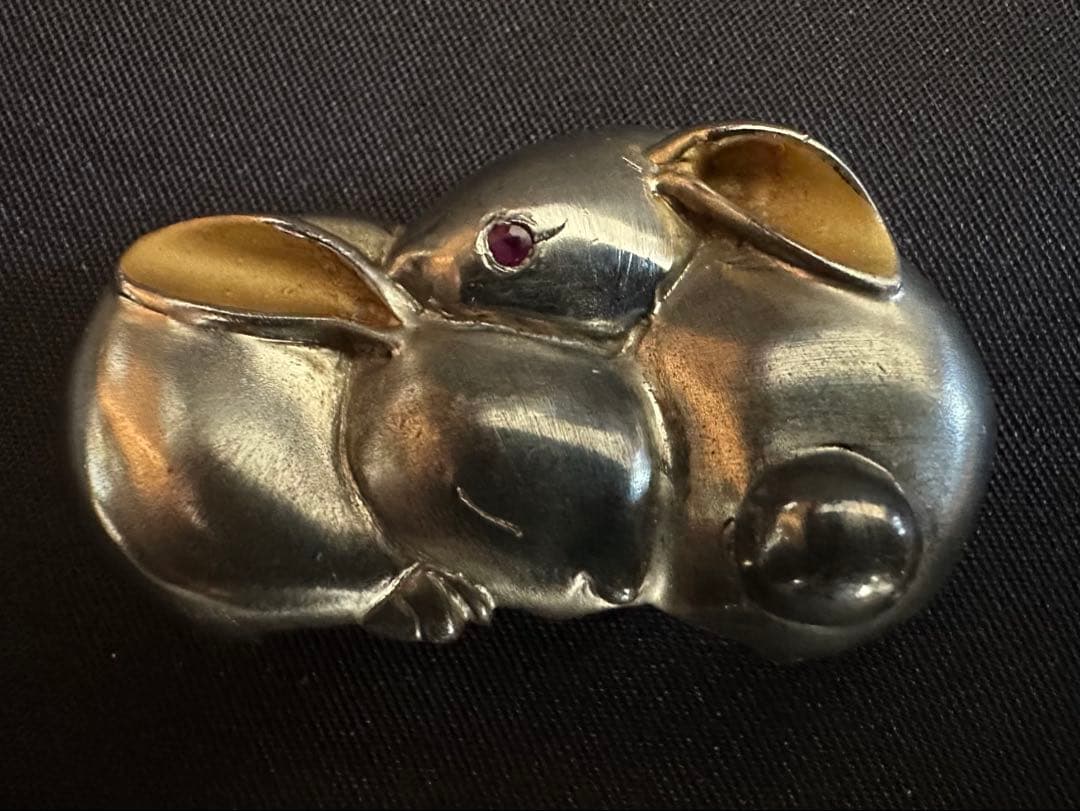 アンティーク帯留め うさぎ ルビー目 銀素材 金工