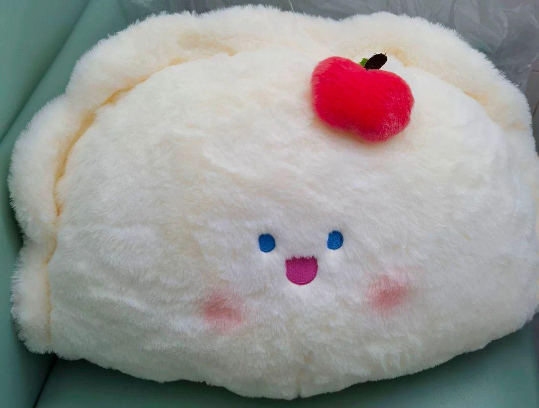 ふわふわクッション 赤いリンゴ付き