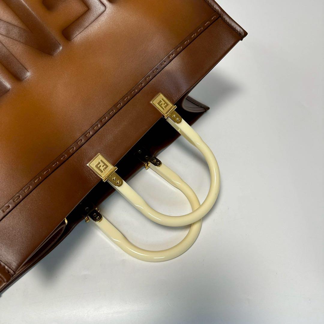 m66【極美品】保存袋付 フェンディ サンシャインラージ レザー