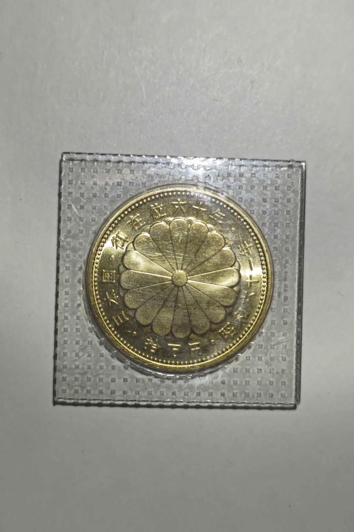 天皇陛下御在位60年記念　10万円金貨１枚と銀貨２枚　硬貨