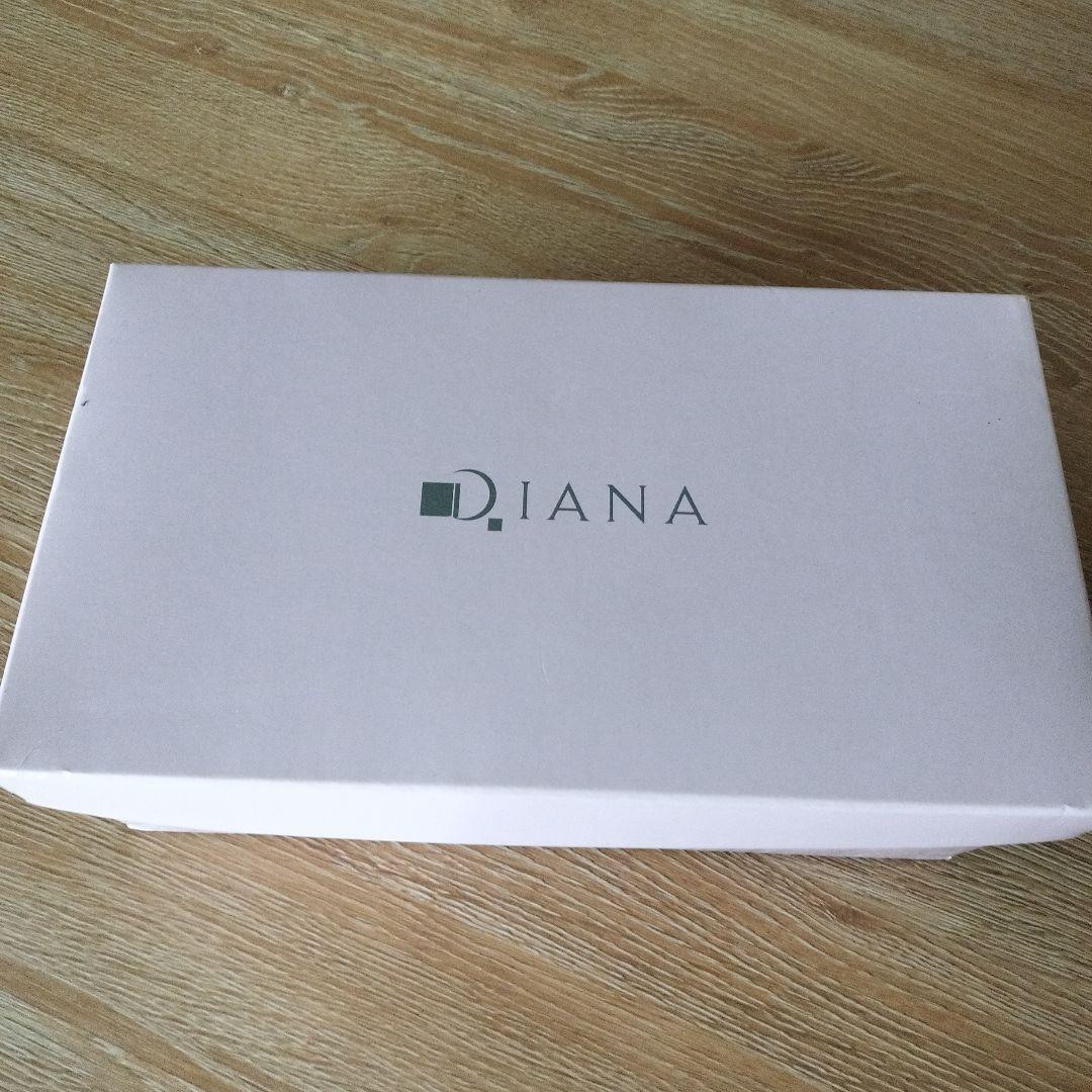 Diana 黒 エナメル ポインテッドトゥ パンプス