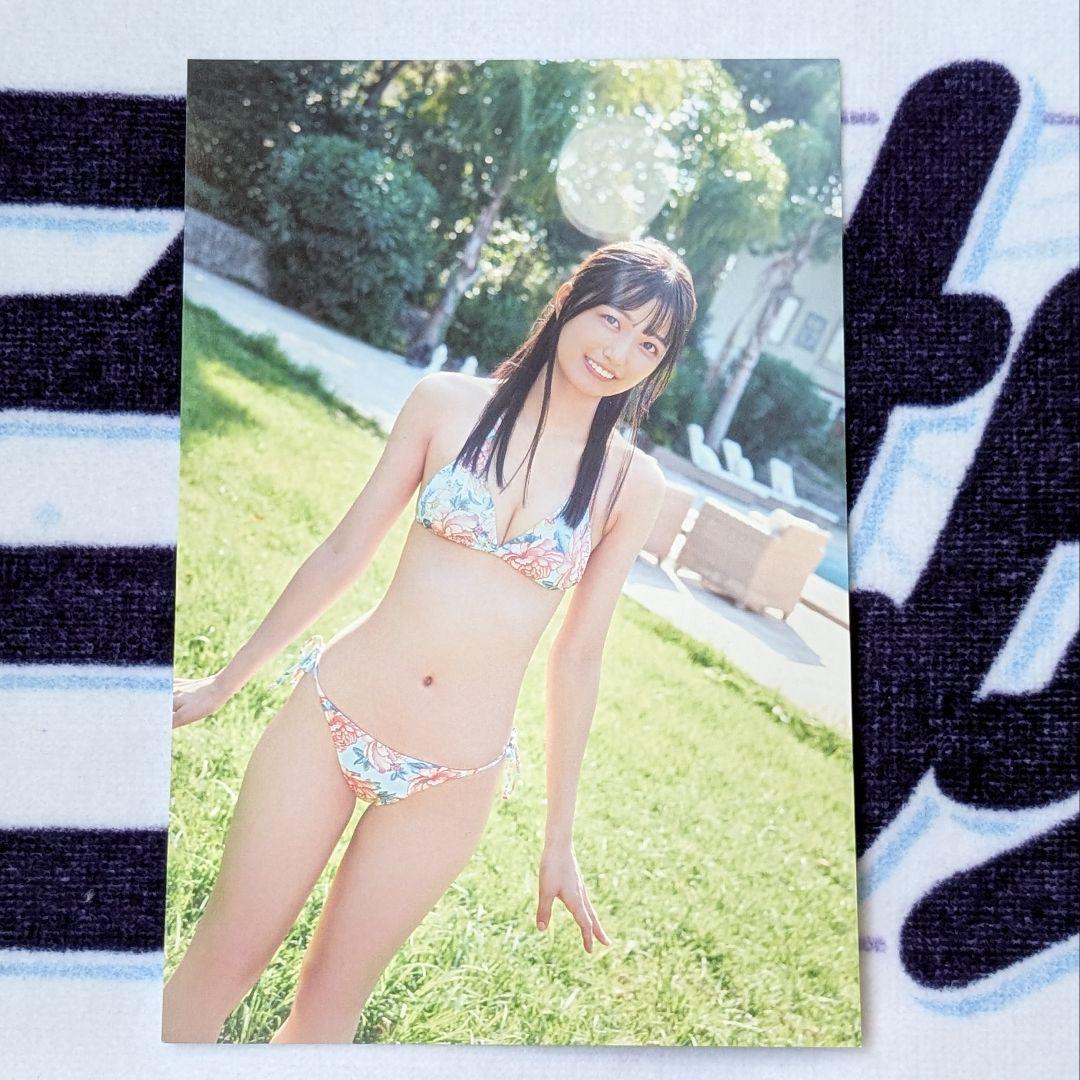 乃木坂46 五百城茉央　写真集　未来の作り方　撮影時着用水着　同モデル 乃木坂46五百城茉央、花柄水着でプールサイドに寝そべる 1st写真