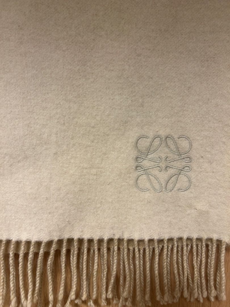 LOEWE ロエベ アナグラムマフラー バイカラー スカーフホワイトベージュ箱付 LOEWE ロエベ アナグラムマフラー バイカラー スカーフホワイトベージュ箱付