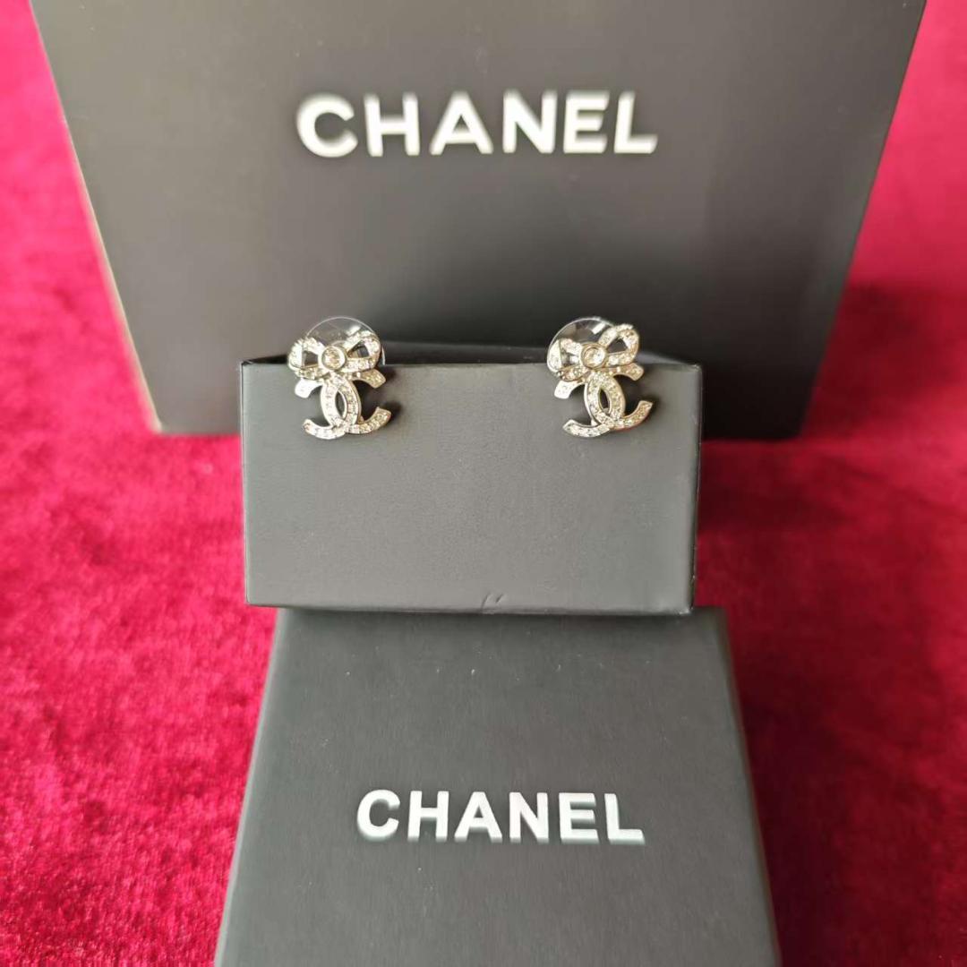 クラシックCHANEL CC リボンモチーフのキラキラピアス