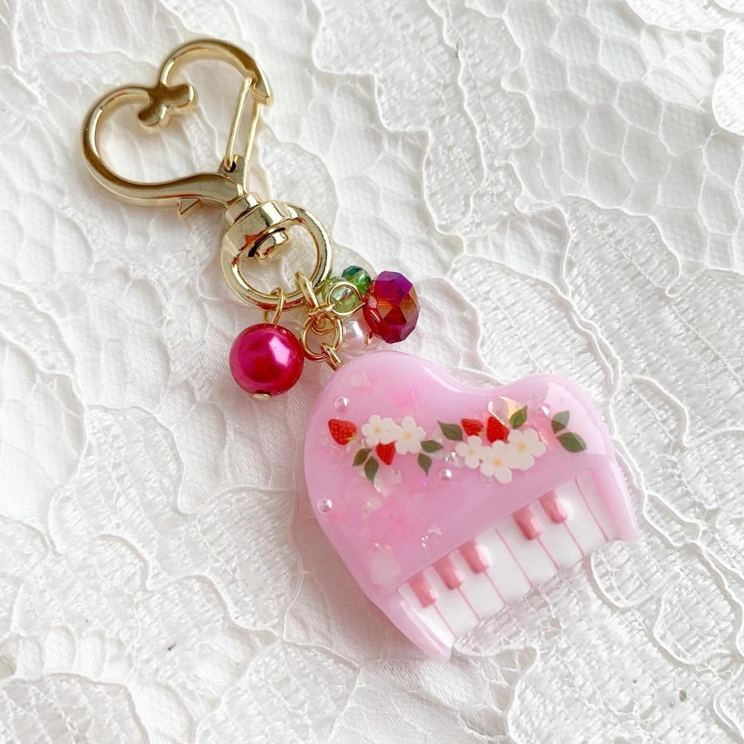 【2596】ピアノキーホルダー 濃さ違いの桃色 苺と苺のお花 ラズベリー色ビーズ 【2596】ピアノキーホルダー 濃さ違いの桃色 苺と苺のお花 ラズベリー色ビーズ
