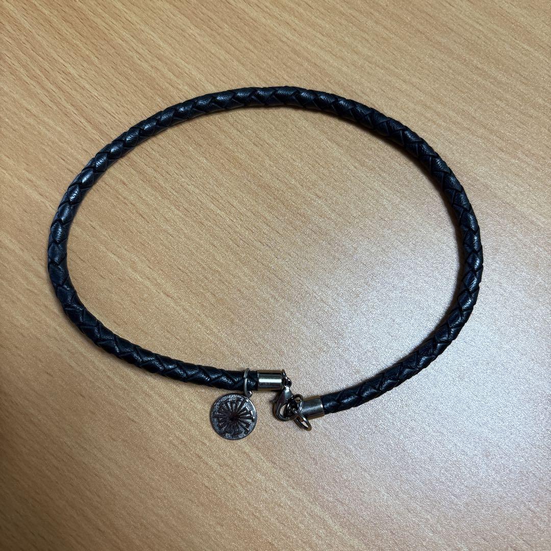 黒の編み込みレザーブレスレット