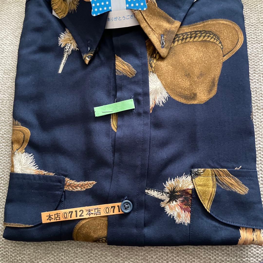 ネイビー 帽子と羽のプリントシャツ・カールヘルム ネイビー 帽子と羽のプリントシャツ・カールヘルム