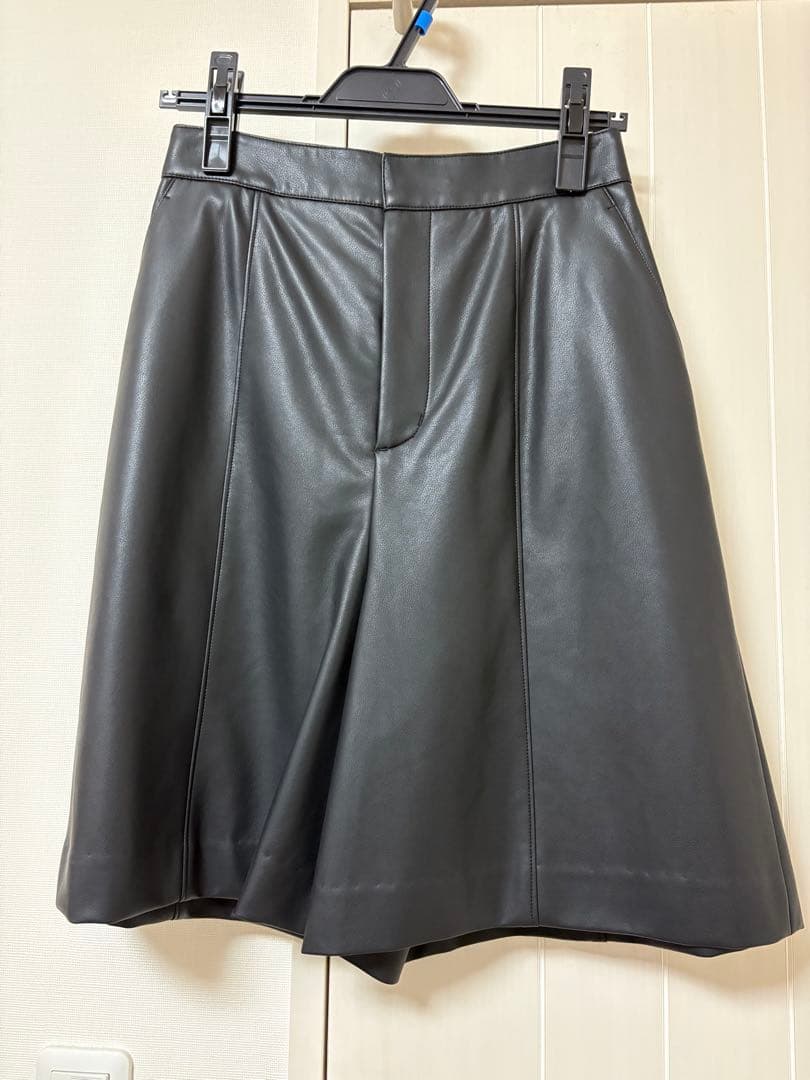 アルページュストーリー　フェイクレザーハーフパンツ 黒 2