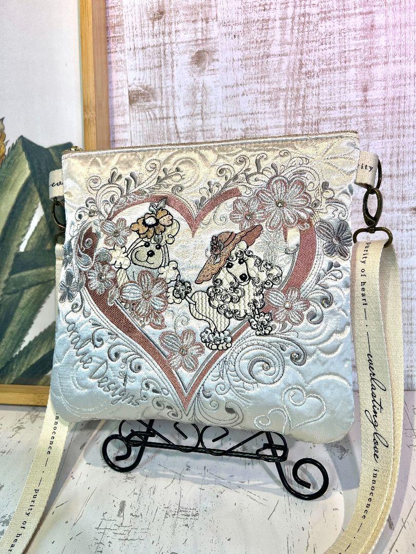 ロラライハリス♡ベージュサテン♡一面ライン刺繍のサコッシュ♡ストーン付き