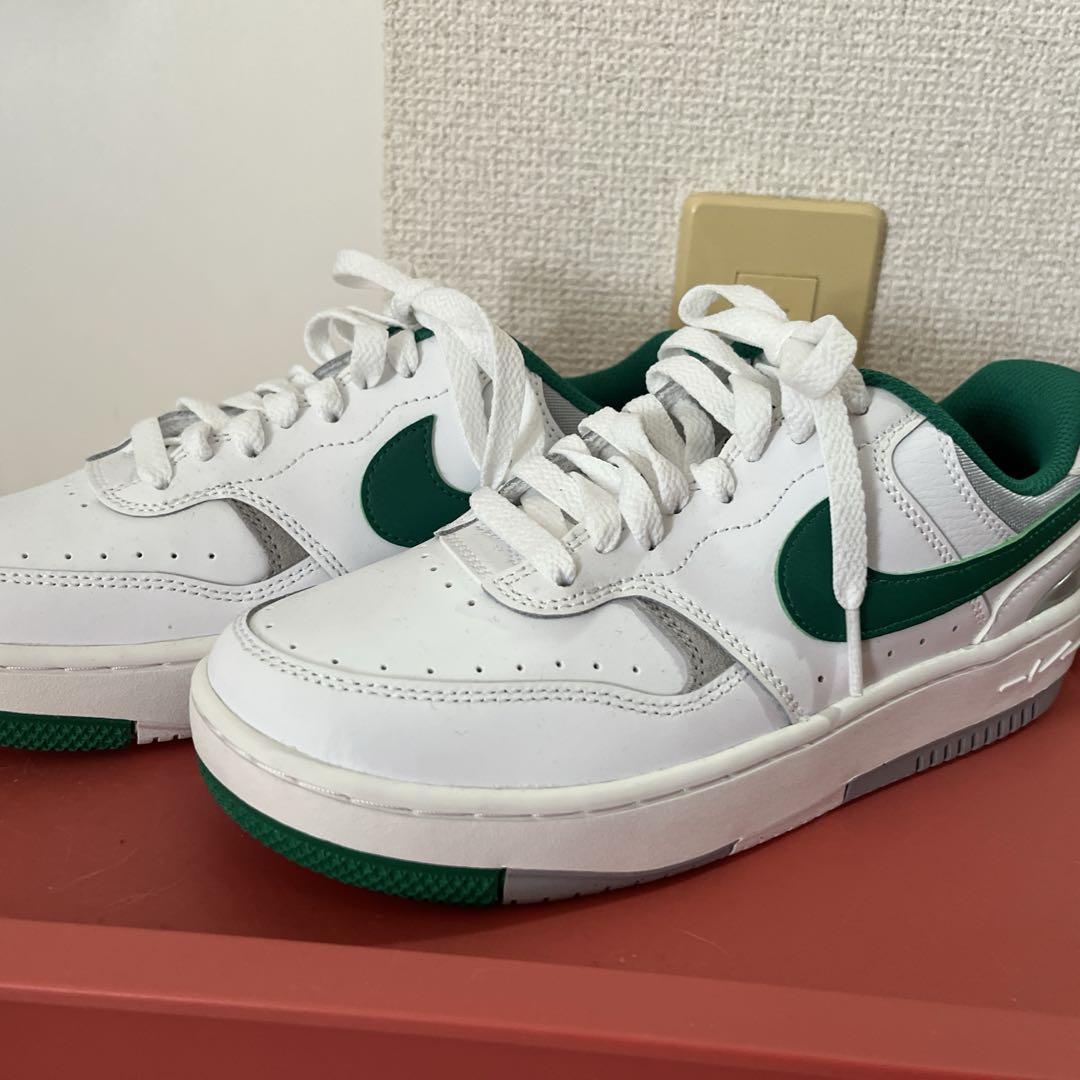 Nike ホワイト/グリーン スニーカー