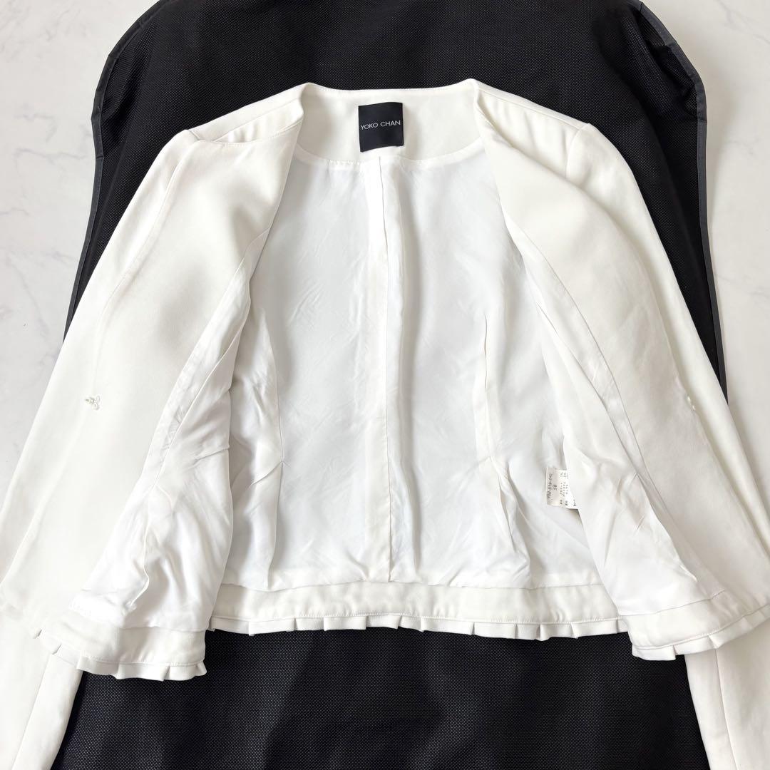 【極美品】ヨーコチャン 裾フリル 夏素材 ノーカラージャケット 白 美シルエット 極美品】ヨーコチャン 裾フリル 夏素材 ノーカラージャケット 白