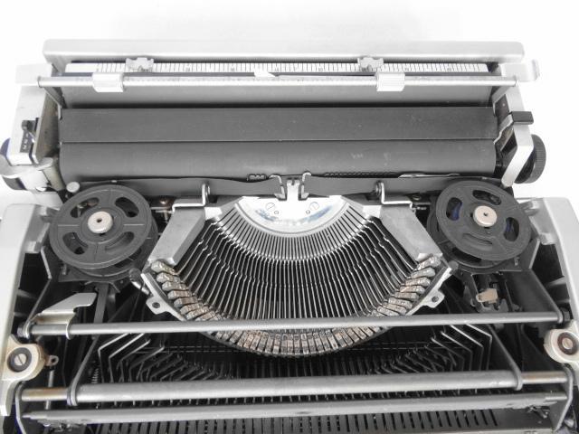 Olivetti Lettera DL タイプライター