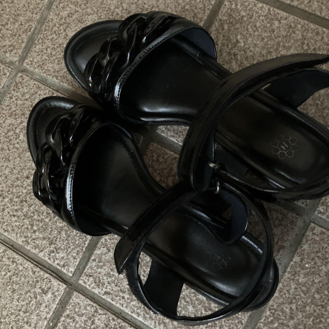 黒いチェーンデザインサンダル