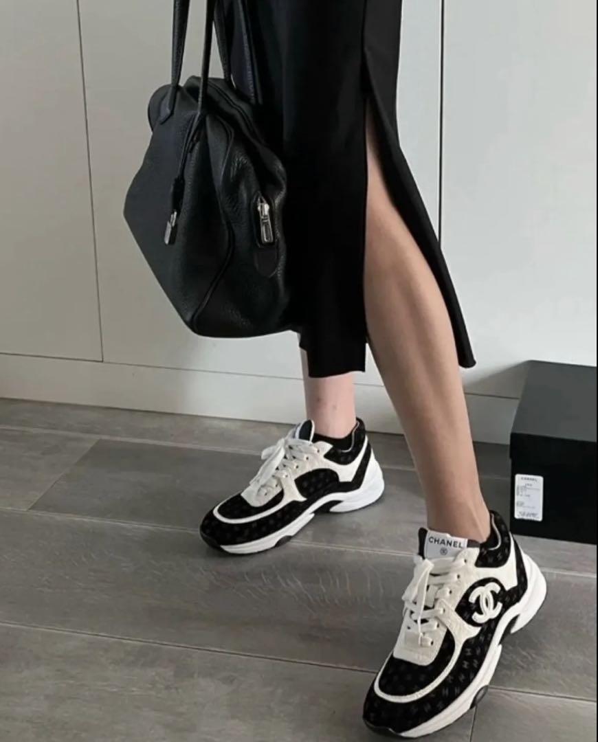 CHANEL ロゴ入りスニーカー ホワイト/ブラック - メルカリ