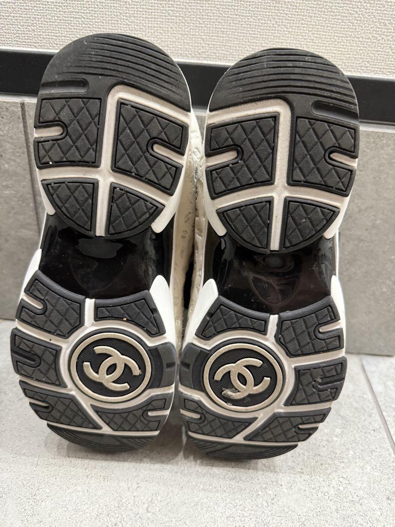 クラシカルなブラック♡【CHANEL】ロゴ入りスニーカー クラシカルなブラック♡【CHANEL】ロゴ入りスニーカー