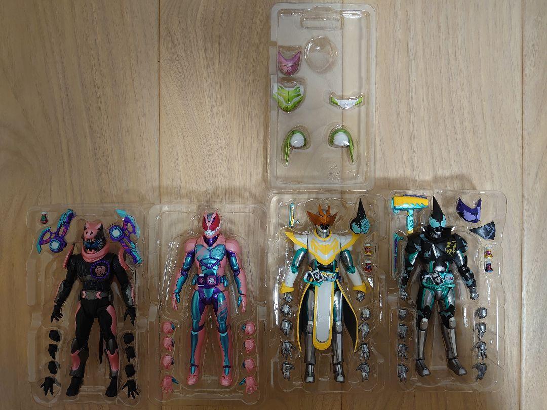 セット品 仮面ライダーリバイス フィギュアーツ