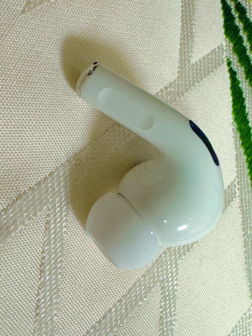 AirPods Pro イヤフォン 右耳のみ 【発送24時間以内】164 純正品】AirPods Pro イヤホン 右耳 のみ 片耳【発送24H以内