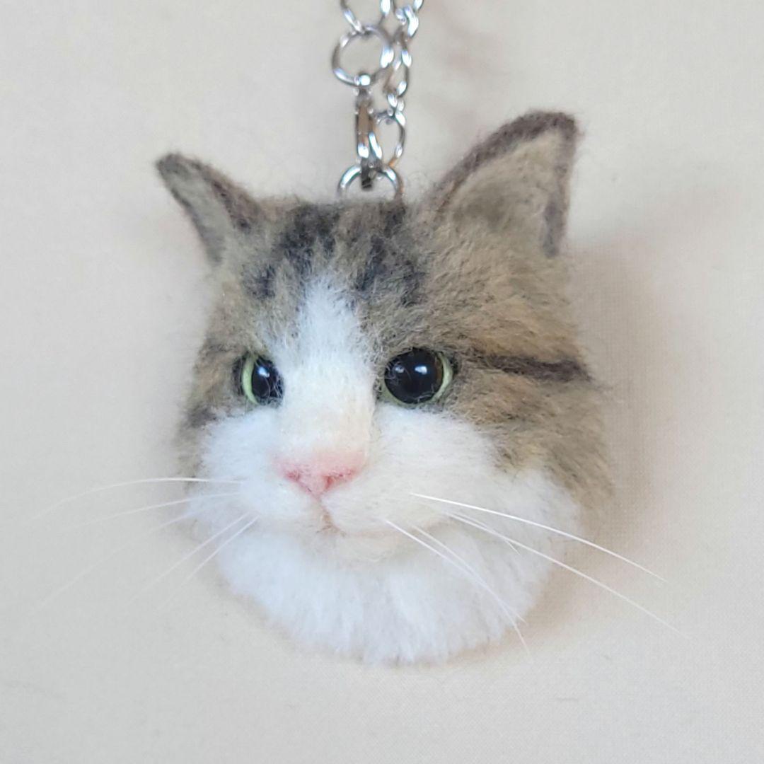 羊毛フェルト　猫　みのむしニャンコのバックチャーム　茶トラ猫ちゃん
