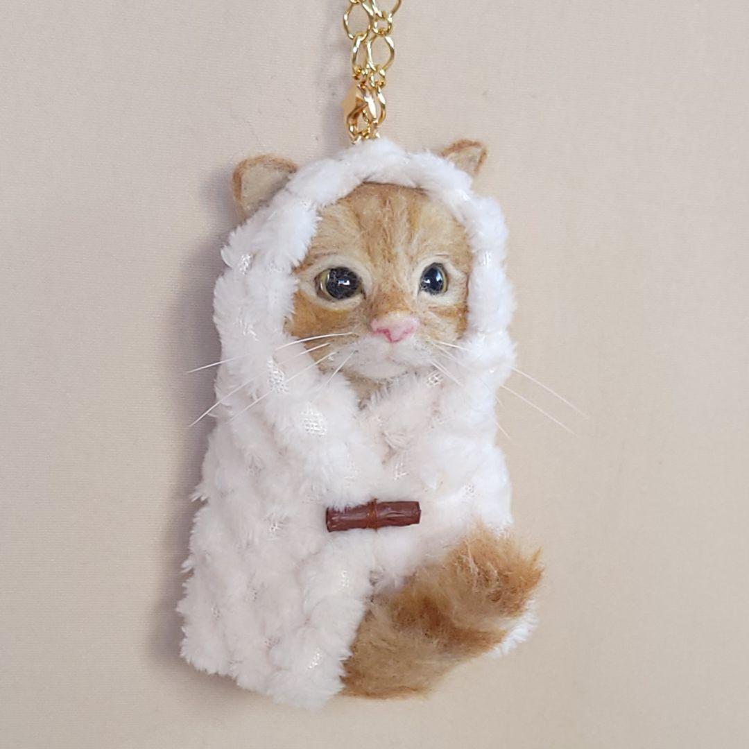 羊毛フェルト　猫　みのむしニャンコのバックチャーム　茶トラ猫ちゃん