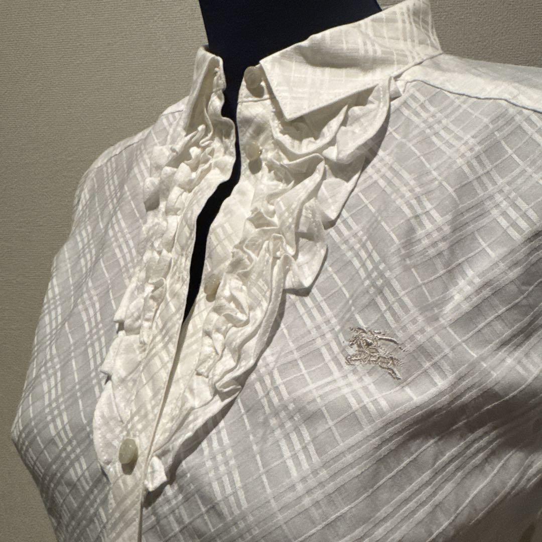 【美品】BURBERRY BLUELABEL フリルストライプ丸襟ブラウス 38 美品】バーバリーブルーレーベル✨刺繍 フリルシャツ38 - メルカリ