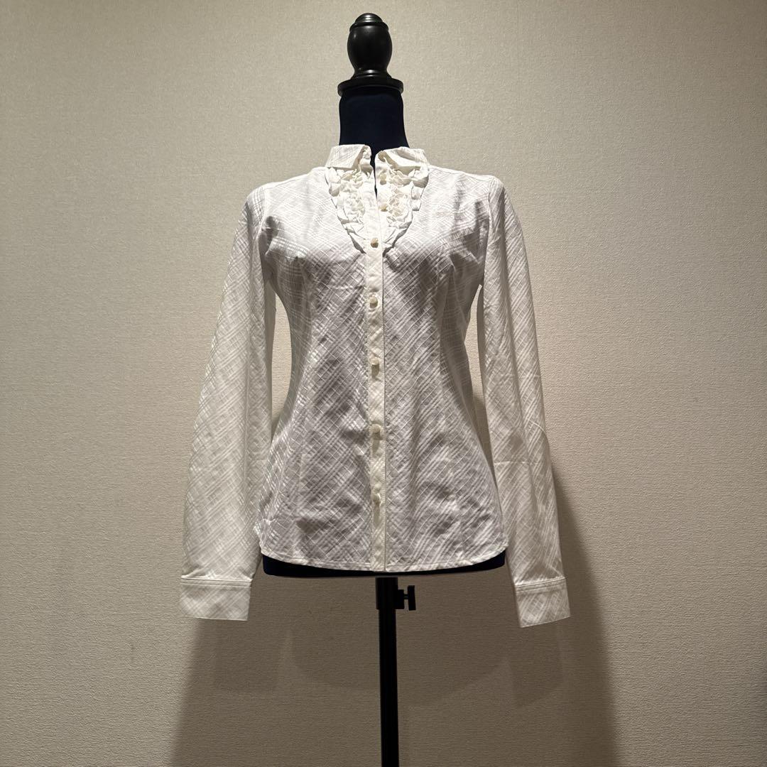 【美品】BURBERRY BLUELABEL フリルストライプ丸襟ブラウス 38 美品】バーバリーブルーレーベル✨刺繍 フリルシャツ38 - メルカリ