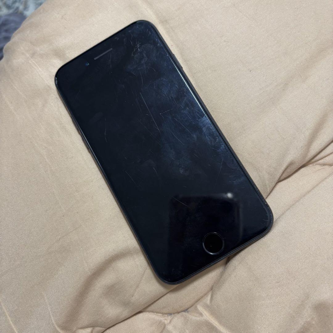 Apple iPhone se 第2世代　背面割れ