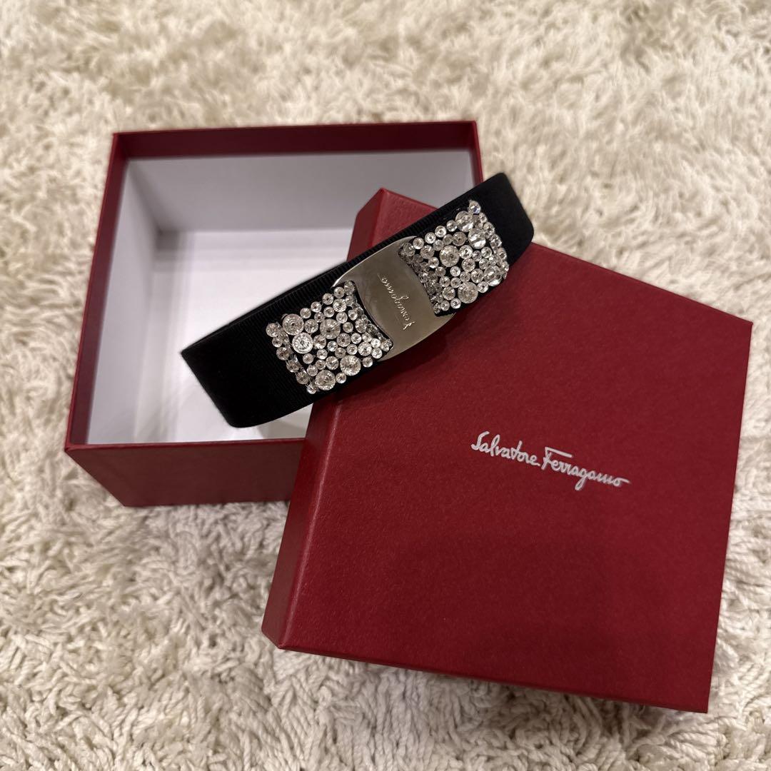 Salvatore Ferragamo ヘアバンド ブラック ストーン付き Salvatore Ferragamo ブラックヘアバンド - メルカリ