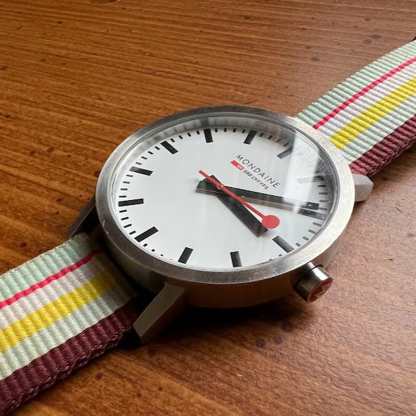 Mondaine クラシックマルチカラーテキスタイルストラップ . 40mm